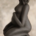 Femme enceinte à genoux