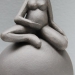 Femme enceinte assise en tailleur